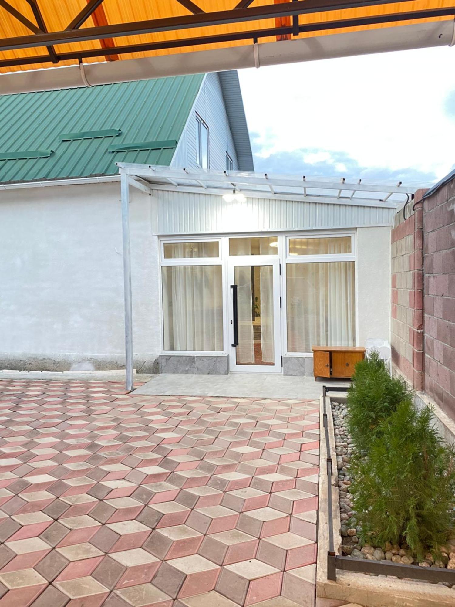 Guest House Glover Karakol Eksteriør billede